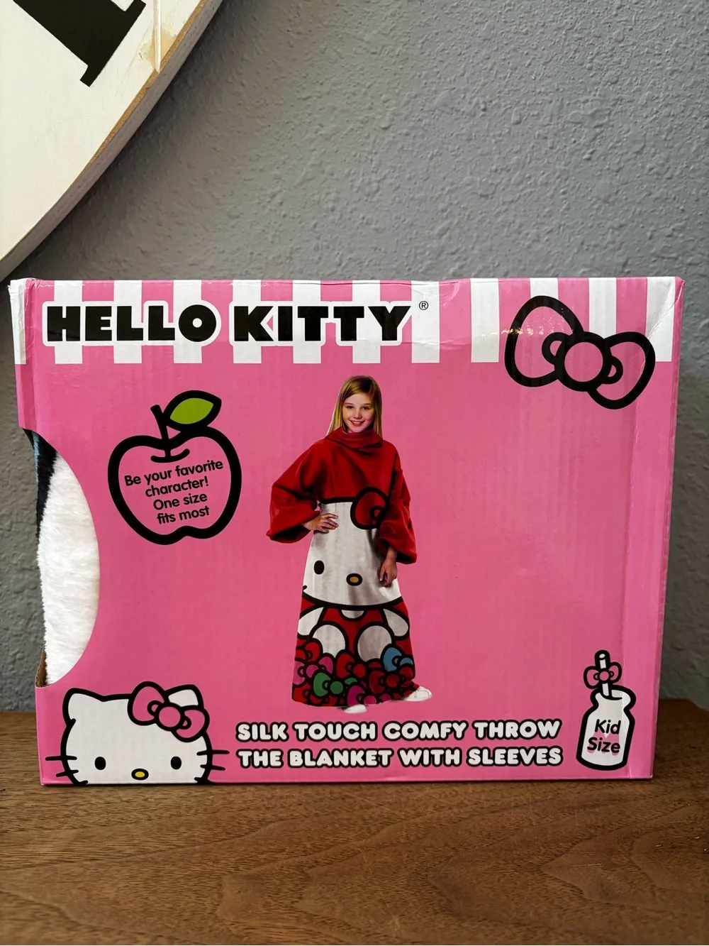 Hello Kitty Silk Touch Comfy Throw - Pink & Red